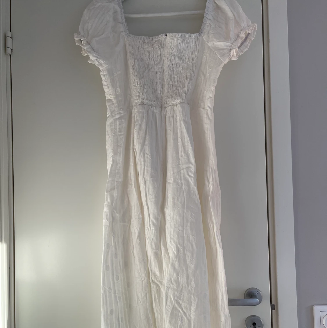 Vit Midiklänning OANVÄND - 91