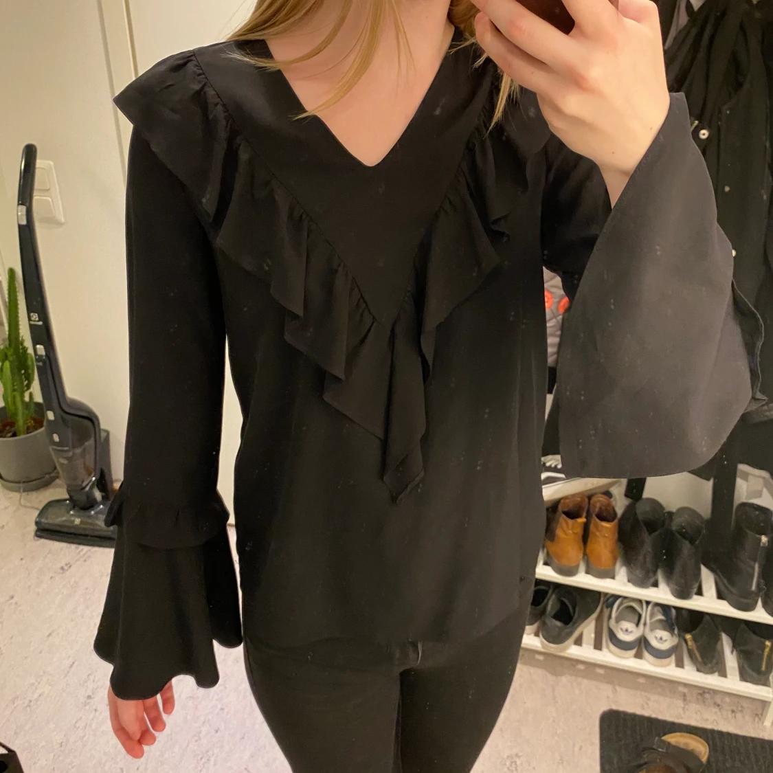 Svart volangblus - 90