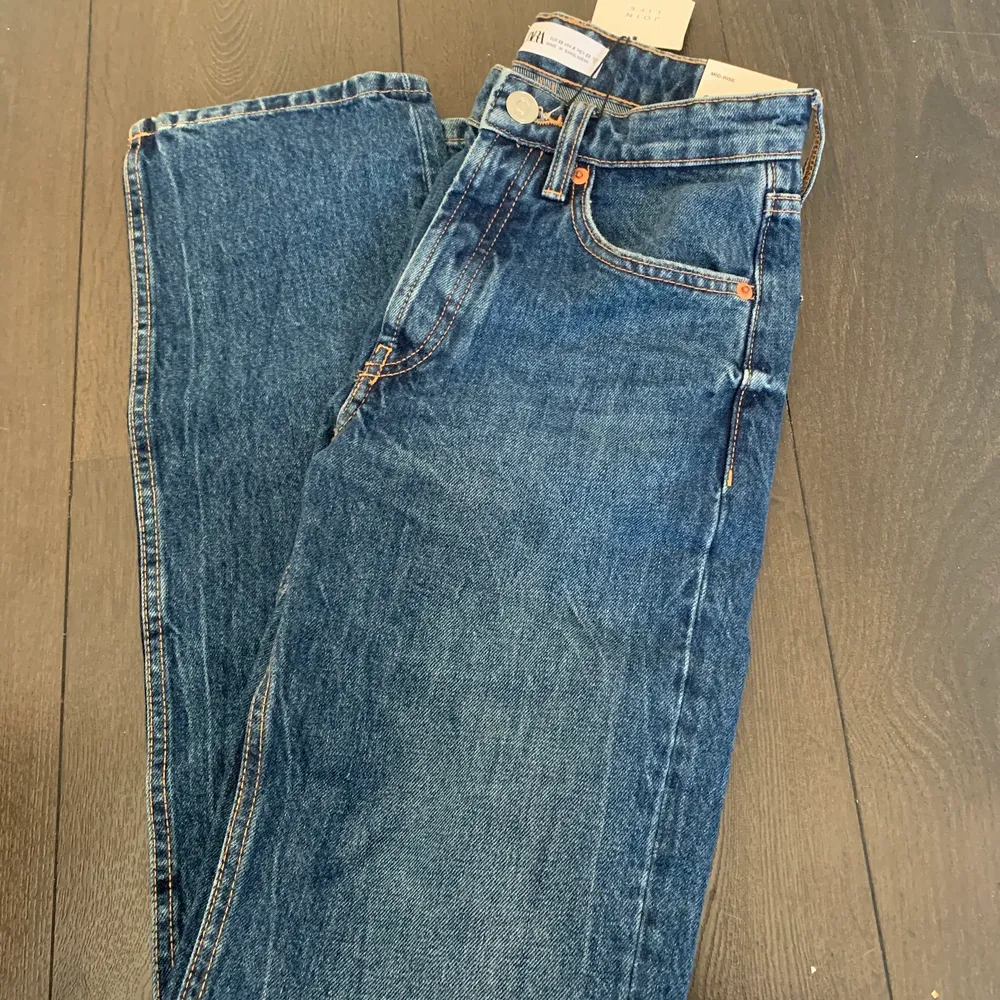 Första bilden är lånad populära slutsålda mid-Rise jeans från zara.helt nya med prislapp. kan tyvärr inte testa de på då dom är för små budgivning från 250+frakt eller köp direkt för 450kr. Jeans & Byxor.