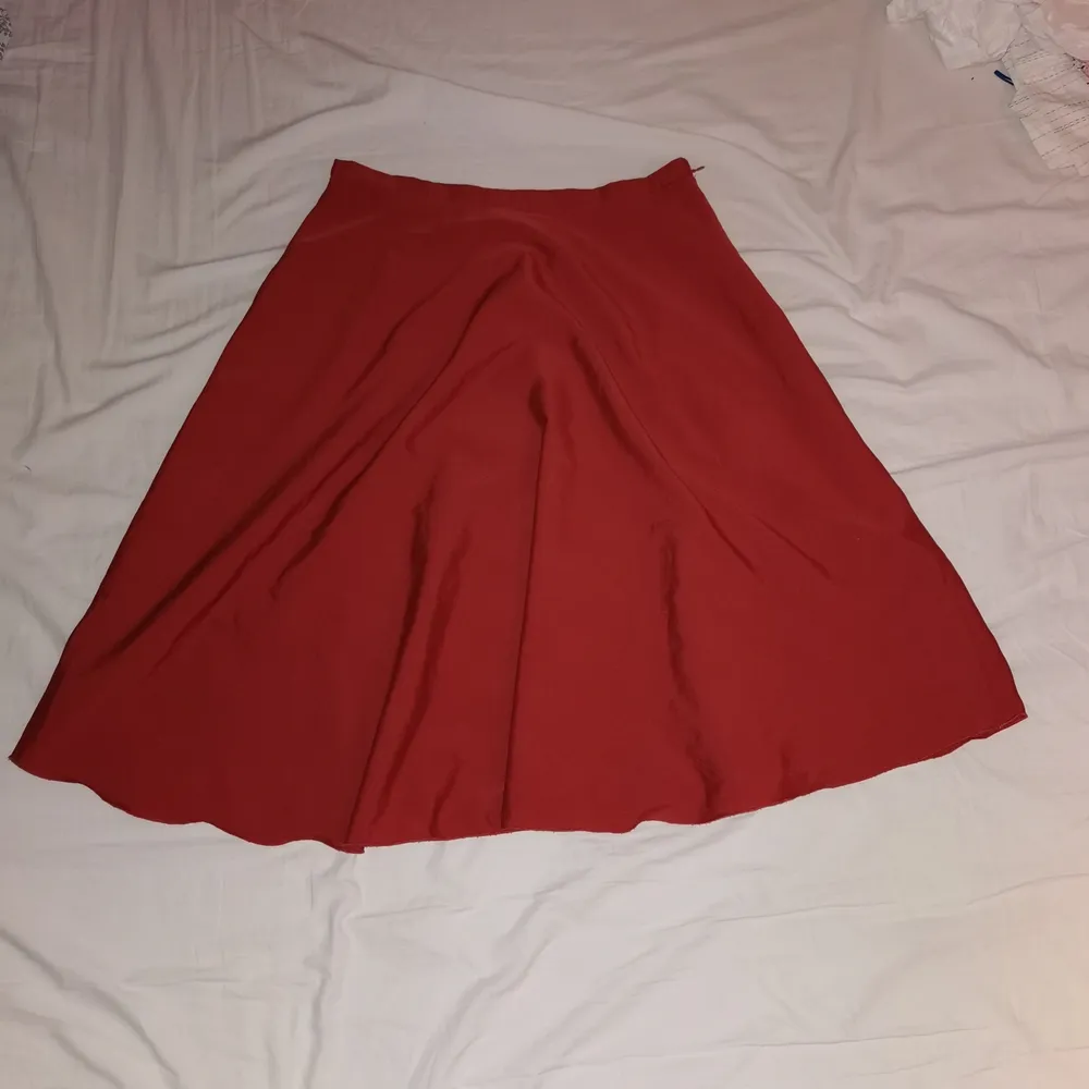 superfin lowrise kjol som även kan bäras som högmidjad beroende på storlek! (36 som lowrise ca 40 som högmidjad). Kjolar.