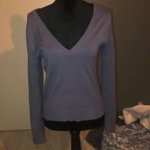 V-neck långärmad strl. S - En snygg långärmad med v-neck, funkar med en polotröja under. Stickad