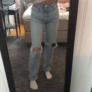 Säljer dessa super snygga jeans från Gina i storlek 34, knappt använda 💕