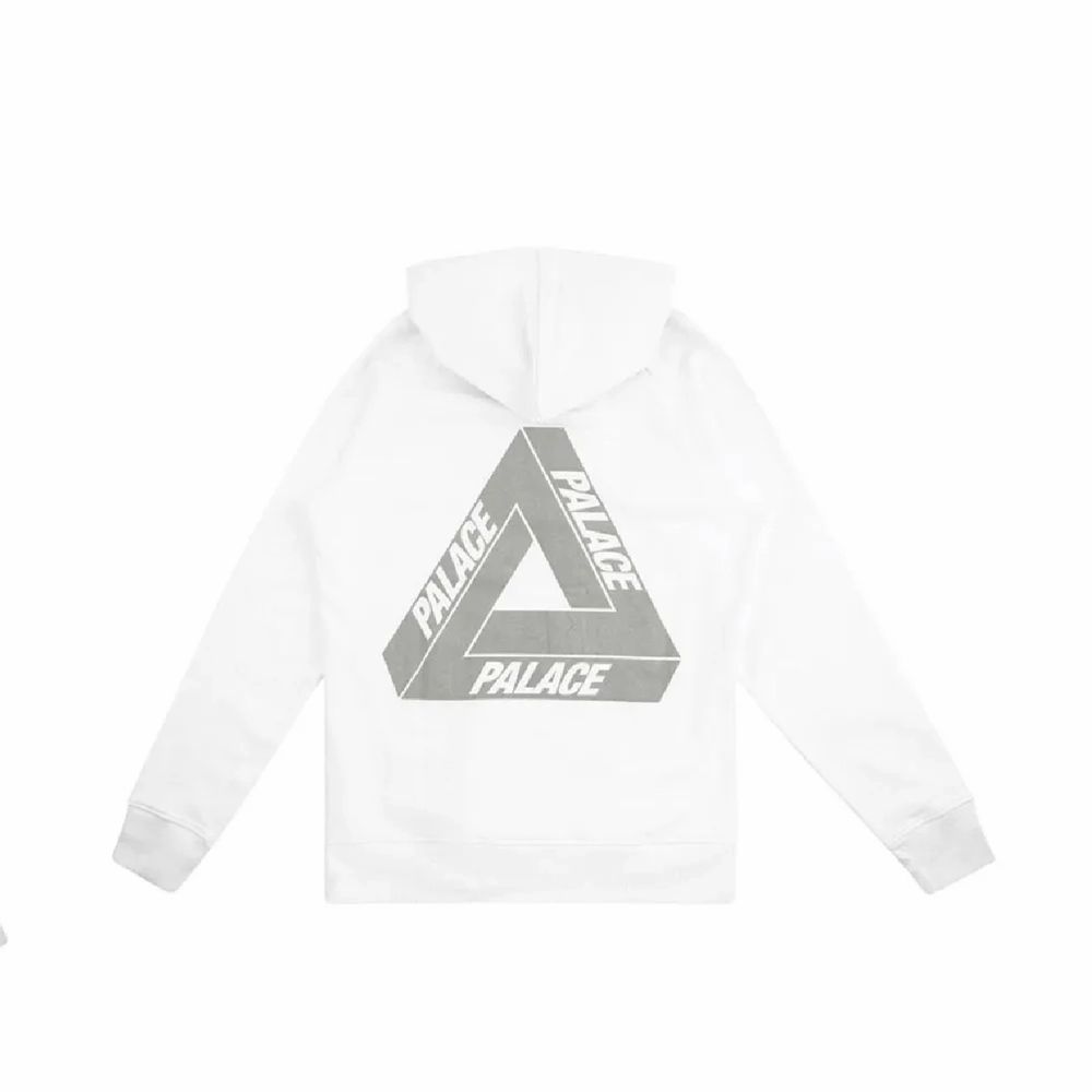Äkta palace hoodie storlek S. Nypris är runt 4000 men skriv ett pris du kunnat tänka dig betala så kommer vi fram till något🥰 tryck även på ryggen. kan skicka egna bilder om de önskas! Du står för frakt. (Några små hål på ena sidan längst ner men inget man tänker på). Tröjor & Koftor.