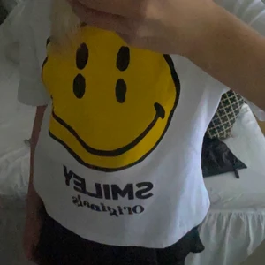 Tshirt från Zara med smileys - Tshirt från zara med smileys! ⚡️⚡️ den är i strl S och är som ny! Helt slutsåld på zara. Köparen står för frakt