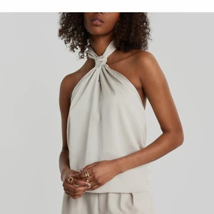 Topp - Fin glansig topp ifrån Gina tricot! Aldrig använd(prislapp kvar!!) Normal i storleken!💗 Köparen står för frakten💕 