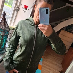 Elvine jacka - Är absolut en favorit jacka från elvine som jag nu gör mig av med. Storlek M men passar lätt mig som S Inköpt för 1500 kr och går nog inte  i att få tag på längre....Säljes för 200  kr. Liten defekt på ena fickan med hänget men inget man stör sig på direkt 
