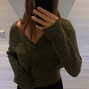 Stickad💚💚 - Olivgrön, V-ringad med knappar ner till. Bra skick! Köparen står för frakten💕