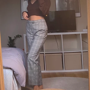 Trendiga byxor 🥰 - JÄTTEFina byxor från Lindex. Säljer pga att dem blivit förstora för mig. Köpte dem för ca ett år sedan och har inte fått någon användning för dem ❤️