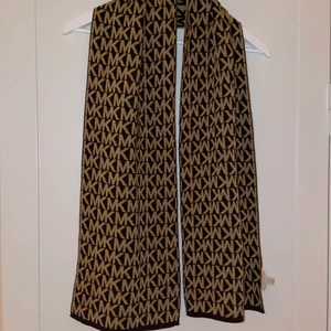 Michael Kors Halsduk - Helt oanvänd halsduk från Michael Kors. Köparen står för frakten. 