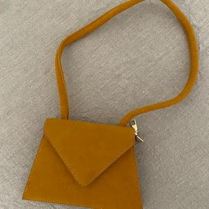 Väska - Väska i mocka imitation.