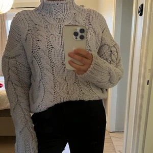 Ljuslila stickad tröja från Zara - Tjockt stickad superskön tröja från zara i ljuslila!! I fint skick! Pris 200 + frakt