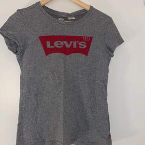 En Levis T-shirt storlek xs kommer inte till användning ordinarie pris 199kr säljes för 40kr