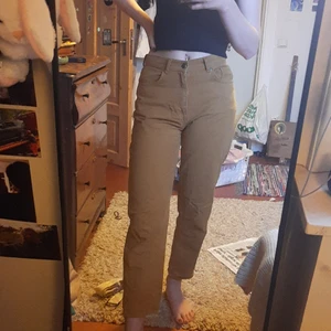 gula jeans - gula pullandbear jeans jag tror jag köpte i Malta 2019. har bara användt dom en gång:) lite korta i benen jag e 175cm för referens