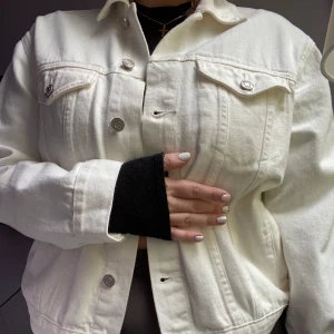 Vit Oversized jeansjacka  - Vit oversized jeansjacka från Missguided. Nyskick, endast använd fåtal gånger. Strl 40, köparen står för fraktkostnaden.