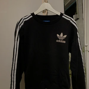 Adidas sweatshirt  - Forfarande superfin, varken nopprig eller sliten