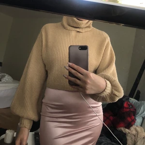 BEIGE STICKAT  - en beige stickad tröja med hög hals och ballong armar som också är lite croppad💘 olika ljus på bilderna därav ser det ut som olika färger 