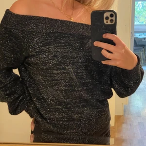Stickad tröja  - Stickad glittrig tröja från HM! Svart med tunna silvetrådar. Superskön och snygg till fest men också vardags! 