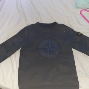 Stone island - En sjön och fet Stone island tröja. Använd 7 gånger. Pris 300. Storlek M