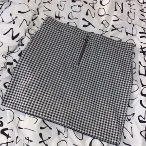 Kjol Strl M - Knappt använd, två år gammal, storlek M och mjukt/töjbart tyg.