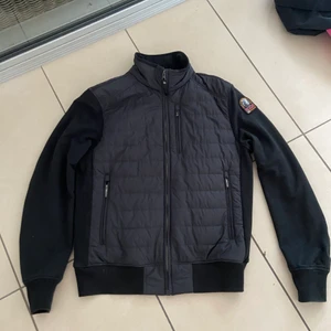 Parajumper jacka M - Parajumper jacka svart storlek M herr, två små brännhål vid dragkedjan som knappt syns