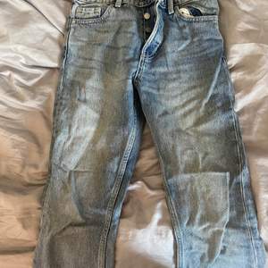 Weekday jeans i modellen ”line” säljer för att de är för små för mig!  I stl 24/28
