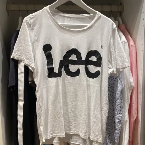 Lee  - Rensar garderoben. Dålig kvalitet i tyget därav priset 