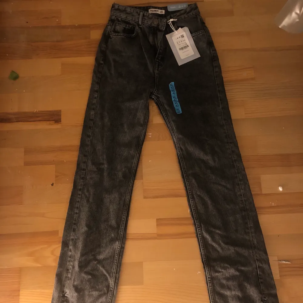 Beställde dessa från asos i strolek 42 men fick hem fel storlek. Det står att det är storlek 42 men skulle säga att den passar en xs/34. Köpte dom för 299. Buda! Helt oanvända😊. Jeans & Byxor.