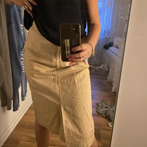 Långkjol  - Jättesöt vintage långkjoj i linne material, strl s men kanska liten i midjan.