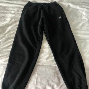 Nike mjukis - Finns ingen lapp med strl, men skulle säga att de är som en S/M.  Själv är jag runt strl. L och bilden visar hur de sitter på mig.