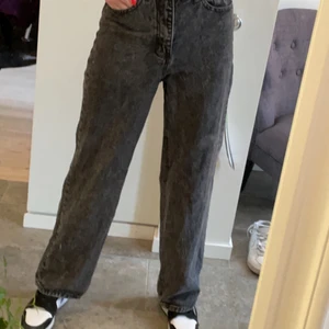 Baggy grå byxor - Säljer att par baggy grå byxor, står tyvärr inte vart dem är ifrån. Passar mig åt de stora hållet som bär 34 och är 168 lång. Säljer då dem aldrig använts!☺️ kan mötas upp i Stockholm eller fraktar mot fraktkostnad❤️