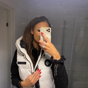 Sail racing väst - Säljer en super fin väst av märket sail racing. Kan användas både på höst och vår. Storlek M och är unisex. Använd 1 gång är i nytt skick. 