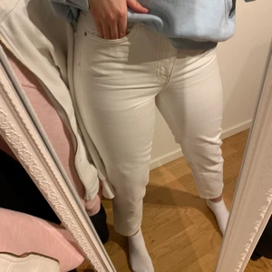 Vita mom jeans Gina tricot - Säljer dessa mom jeans från Gina tricot i naturvit färg. Storlek 38 men sitter typ som en 36. Använda fåtal gånger.