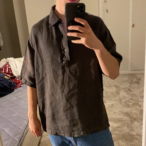 OUR LEGACY kortärmad skjorta med boxform - Kortärmad skjorta från OUR LEGACY med boxig passform. Mycket bekvämlig och stilren. Köptes 2019 och har ej använts mycket alls skick 9/10. Minns ej vad jag köpte den för nypris men liknanade modeller på FF kostar 2900. 