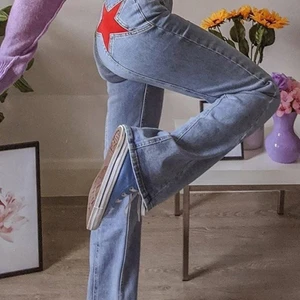 Jeans med insydda stjärnor🌟 - Super cola blåa jeans med insydda röda stjärnor på rumpan och sömmar på framsidan. ⭐️⭐️ Aldrig använda och lappen kvar! Säljer då jag inte tycker att de passade min stil.❤️                                        Köpte de för 430kr på Emmiol, säljer för 150kr!🌟 Kan mötas eller skicka dom då köparen står för frakt. Skriv till mig vid intresse eller för fler bilder på hur de ser ut!❤️❤️
