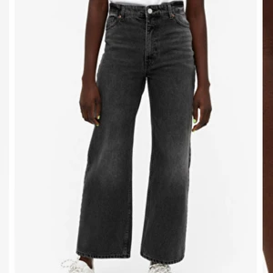 Jeans Monki - Svarta jeans från monki helt nya och har kvar prislappen! Midjestorlek 26 men skulle säga att dem sitter som en XS/S. Säljer för att dem är för små för mig.