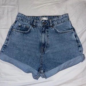 Jeansshorts  - Blåa jeansshorts i stl 34 från Gina Tricot. Använd fåtal gånger. Nypris 500!                                                                        Köparen står för frakten men kan även hämtas i Gävle 