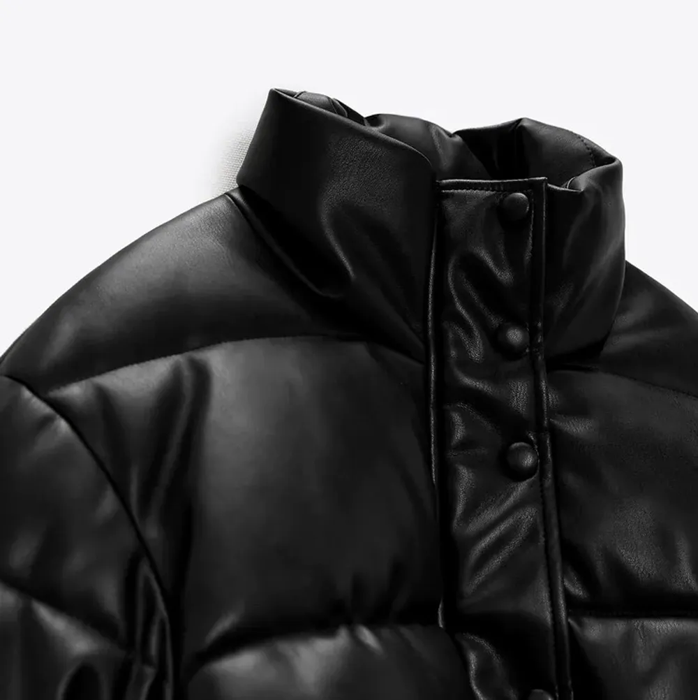 Faux leather puffer jacket från Zara. Skön varm vinterjacka som är grymt snygg. . Jackor.