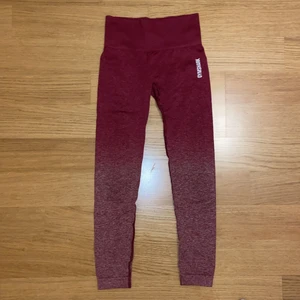 Gymshark tights highwaisted! - Fina, knappt använda träningstights från gymshark i kollektionen ombre! Tightsen är vinröda ombrefärgade med ribbat material i midjan, supersköna! 
