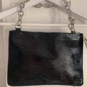 Clutch / väska - Jättefin helt oanvänd clutch. Ingår en längre kedja också. ☺️