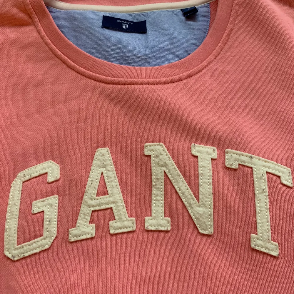 En fin Gant sweatshirt i storlek S!   Ny pris 999kr . Tröjor & Koftor.