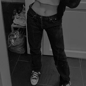 Låg/mid jeans - Jättefina jeans, bara använda ca 4 gånger så väldigt bra skick. Bilden rä svartvit men jeansen är svarta. Skriv privat för fler frågor!💓