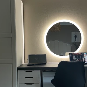 Spegel  - Alldeles ny spegel som helt änkelt inte passar in då jag valt att sätta dit en tv istället! Den är i bästa skicka har knappt faktiskt tänt den! Inga repor osv skaffade den för ca 9 månader sen! Hör av er vid intresse köpte den för ca 4500kr men inte bestämt mig än vad jag ska sälja den för! 