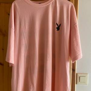 Rosa t-shirt med Playboy, använd en gång så i ny skick ä, säljer då jag inte gillar rosa tyvärr, den är oversized 🤍