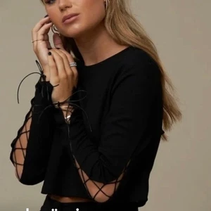 Topp från Hanna Schönberg S NAKD - Topp från Hanna Schönberg NAKD med snörning. Använt endast 1 gång. Storlek S. 