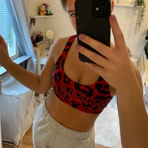 Icaniwill - Säljer Denhär coola träningstoppen från icaniwill som knappt är använd!❤️😍