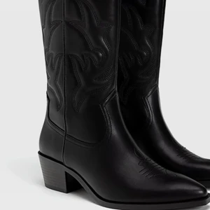 Cowboy boots st39 - Säljer mina nya cowboyboots som aldrig är använda då dom inte passar. Dom är i storlek 39, nypris 700. Först till kvarn! Skriv privat för fler bilder!