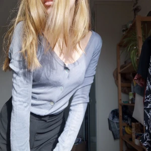 Gråblå kofta i M❤️ - Säljer denna gråblåa koftan i storlek M. Den är i materialet silke och bambu och är ifrån märket K.U.S Stockholm 