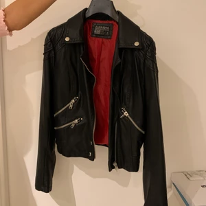 Skinnjacka - Säljer nu min älskade skinnjacka. Äkta skinn i väldigt bra skick. Är i S men passar också XS. Franskt märke och köpt för 2400kr