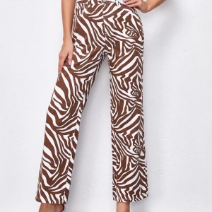 Zebramönstrade jeans - Super snygga jeans i brunt zebramönster. Slutsålda på hemsidan. Storlek ska vara xs men funkar på small också :) 