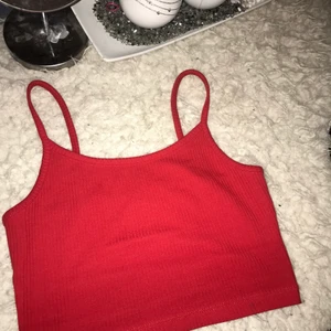 Här har jag min röda top jag köpt den ny - Jag har köpt nu och använde den en gång bara föra att ta bild köpte den för 65 kr men jag säljer den för 35 kr❤️ 